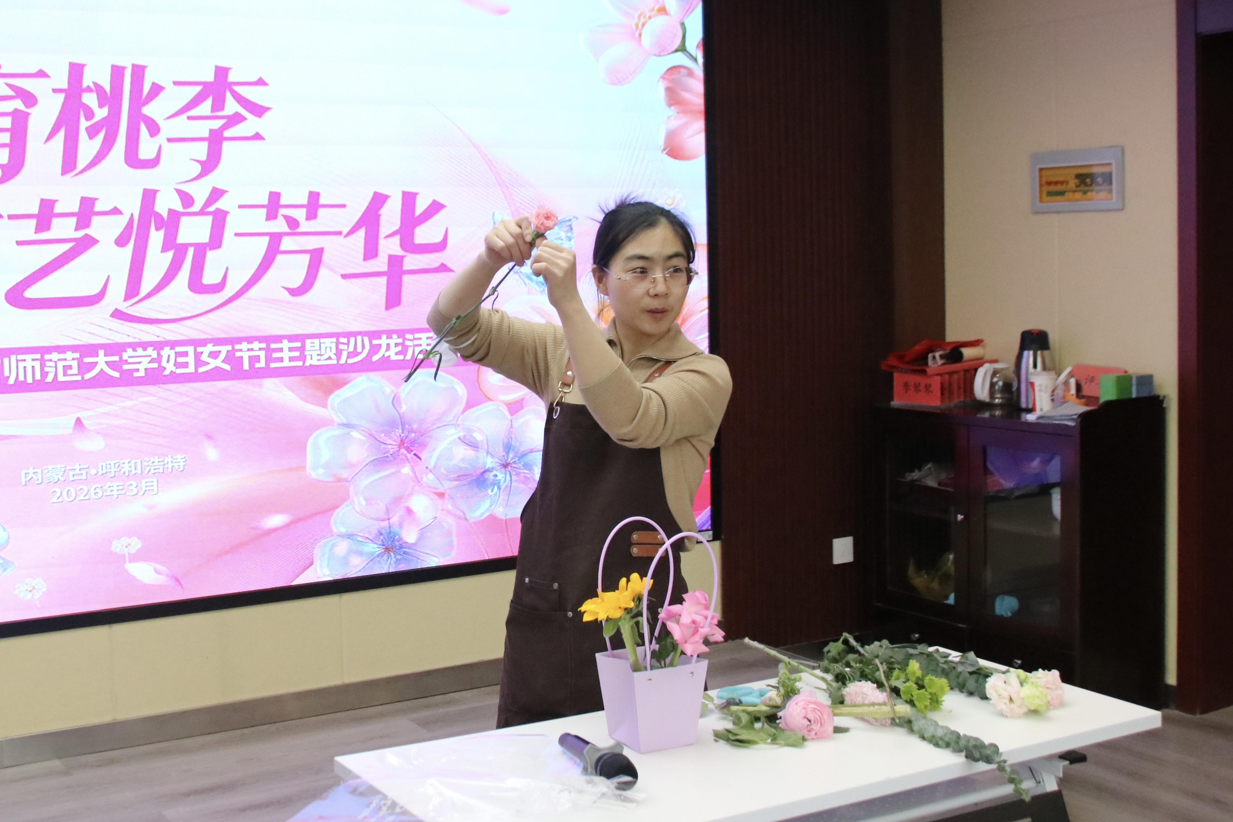 “三八”妇女节活动|学院开展“匠心育桃李 花艺悦芳华”花艺沙龙活动-生命科学与技术学院